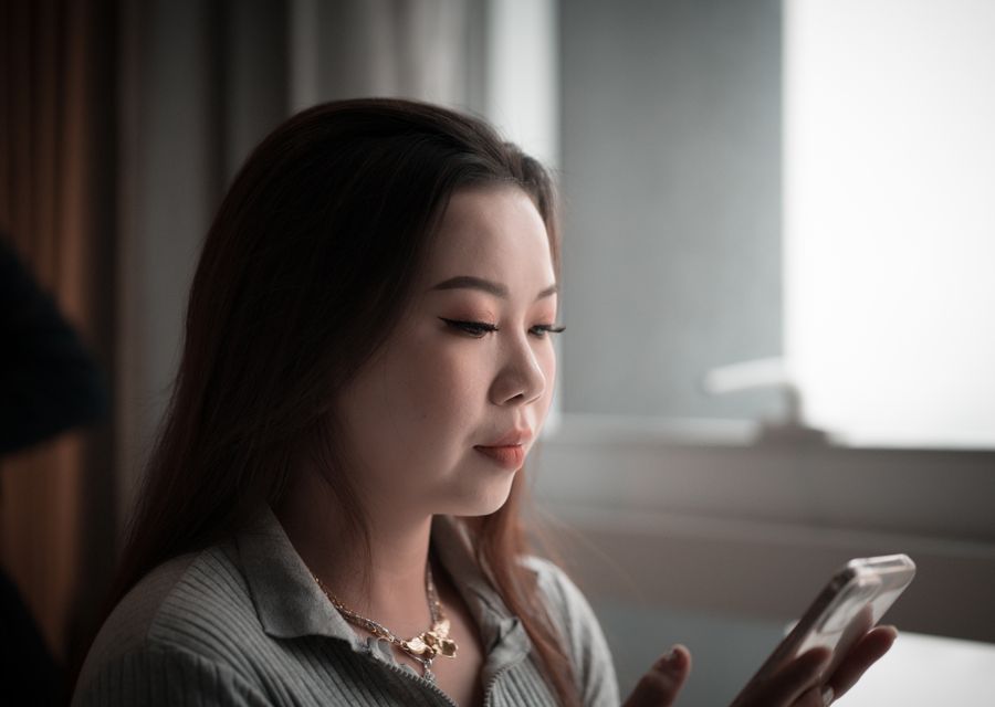 Pengunjung membaca informasi Joybola dari ponsel