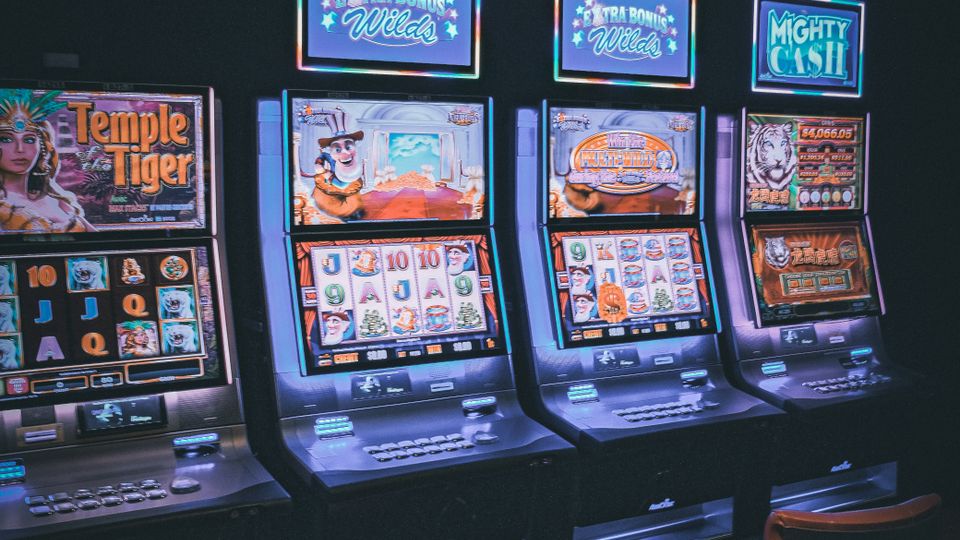 Deretan mesin slot menyala di lantai kasino