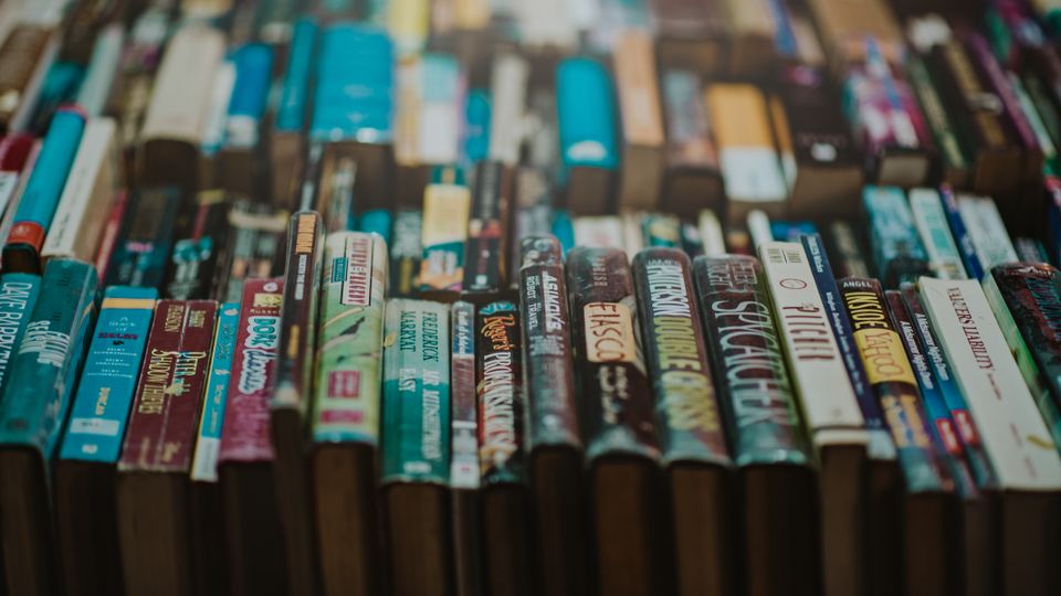 Deretan buku di rak sebagai metafora pusat panduan