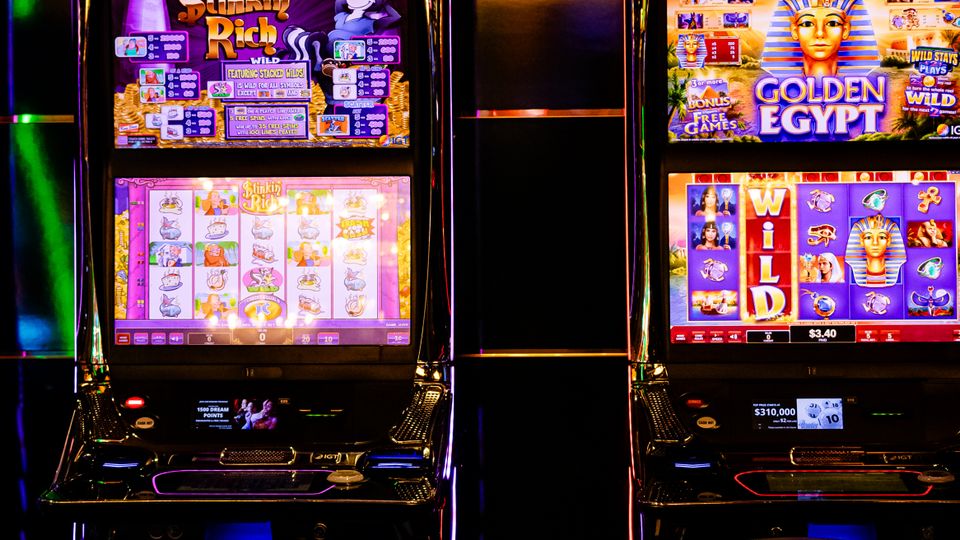 Pemain mencoba permainan slot di layar