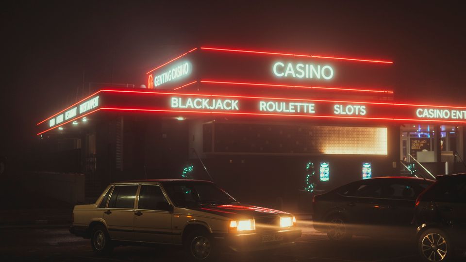Papan neon kasino menyala di malam hari